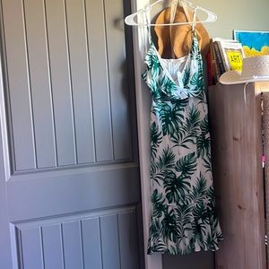 Light pretty summer dress. Goes past knees